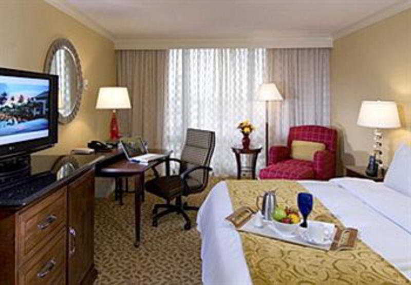 Chicago Marriott Oak Brook Hotel Room photo